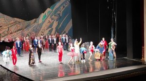 Поклоны после спектакля "Конёк-Горбунок" в Екатеринбургском театре оперы и балета.