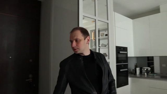 Зеркальная раздвижная перегородка, как стильно отделить прихожую от жилой зоны