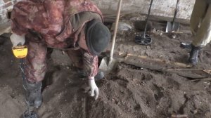 ВСКРЫЛИ ПОЛЫ И ОСТОЛБЕНЕЛИ ОТ ТАКИХ НАХОДОК (зимний коп в заброшенном доме 2ч)