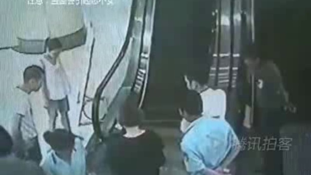 Ногу ребенка затянул эскалатор