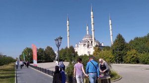 У мечети Сердце Чечни в День города, октябрь 2019 | Грозный