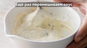 Салат романо с жареным окороком, фетой и зеленью