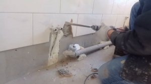 Проверяю качество укладки плитки.
