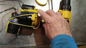 Крепление аккумулятора к шуруповёрту.