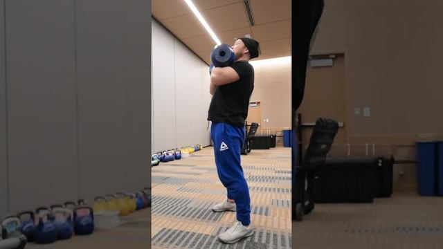 100.1 Разминка с гирями на Арнольд классик. Отработка толчка смотреть онлайн