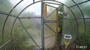 Работа термопривода для проветривания теплицы (таймлапс).