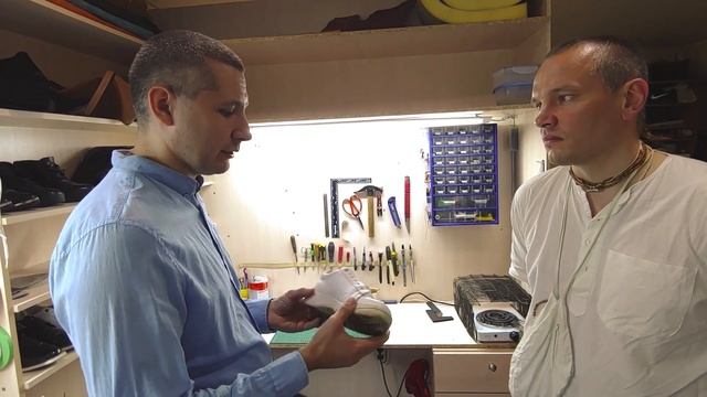 Как работает мастерская по ремонту обуви. RANGA в гостях у Артура Черняева. смотреть онлайн