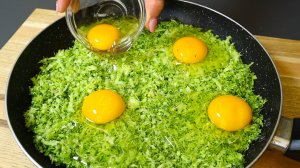 Потрясающе вкусный завтрак с брокколи. Большая сытная сковорода.