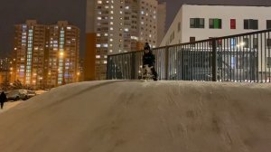 Прыжки с трамплина на снегокате