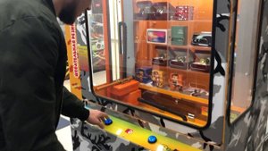 Попытка выиграть iPhone X в игровом автомате Bulldozer