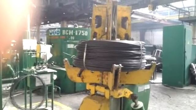 Увязка бунта проволоки в 4х местах металлической лентой.