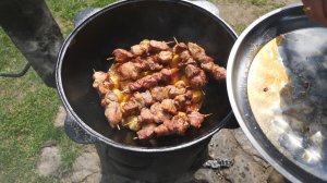 Вот так нужно готовить шашлык в казане на костре.
