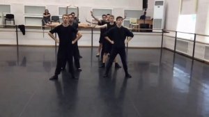 танец мальчиков на лестнице