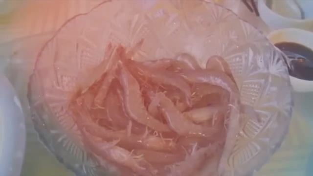 Животные, которых едят живыми. Кухня народов мира смотреть онлайн