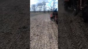 Трактор с моторо  д 2500 перкинс