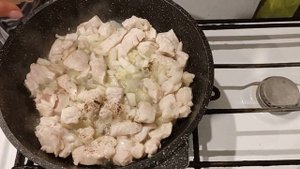 Лапша Доширак с куриной грудкой . Почти итальянская паста.