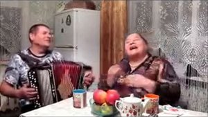 Зоя и Валера Собирала виноградик