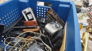 Барахолка нашёл Витька мусорщика. Что продаётся? Отвечает на каверзные вопросы.