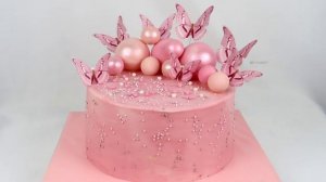 Торт на день рождения декорированный шоколадными шарами и бабочками