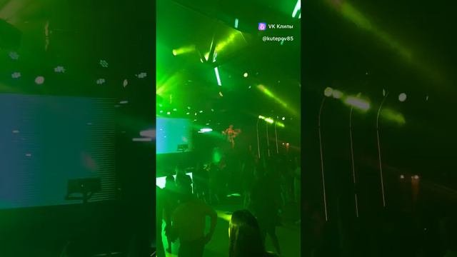 Дискотека в ночном клубе Остров в Сочи .Девушка в красном огонь)