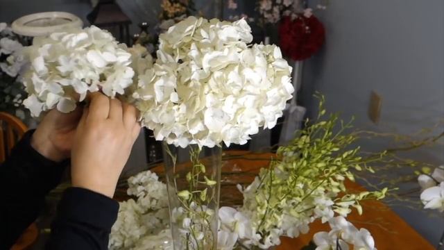 Композиция с орхидеями в вазе