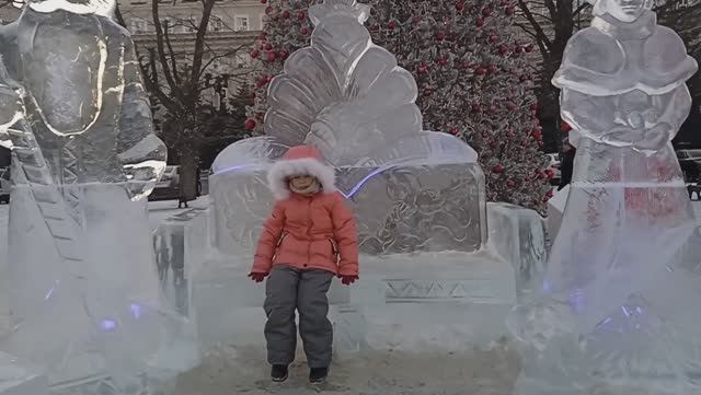 Ледяной городок в Оренбурге . Декабрь 2022 .