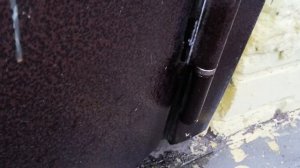 Сломанная петля входной двери