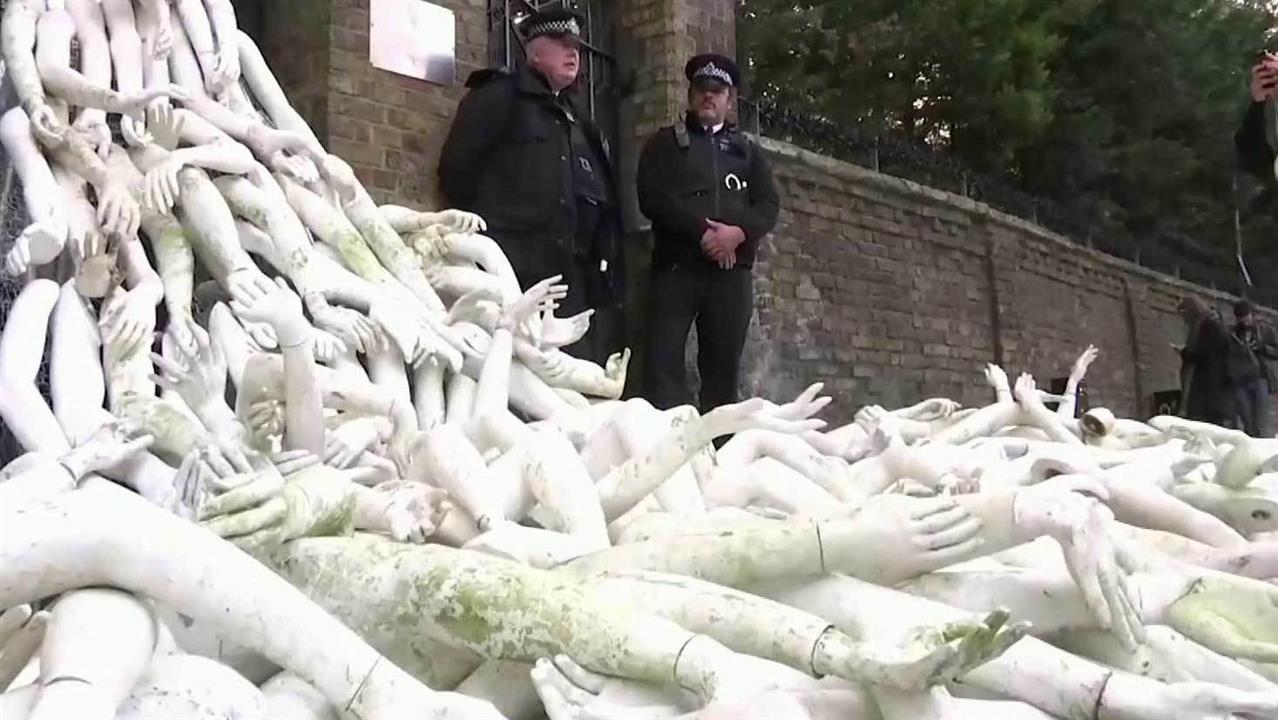 Посольство РФ в Лондоне выразило протест в связи c антироссийской акцией у нашей дипмиссии