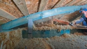 УКЛАДЫВАЕМ НАПЫЛЯЕМЫЙ И РУЛОННЫЙ УТЕПЛИТЕЛЬ НА ПОТОЛОК. МОНТИРУЕМ ОТРАЖАЮЩУЮ ПАРОИЗОЛЯЦИЮ