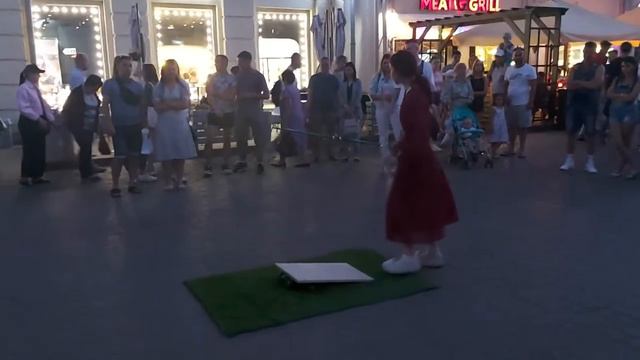 Толпа пытается поднять бутылку удочкой