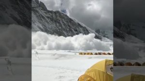 Сход лавины на Эвересте)