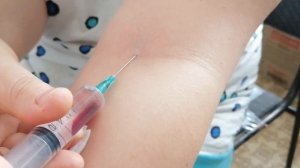 Как сделать внутривенный укол в руку у себя дома без медсестры. Сам себе доктор. Укол в вену.