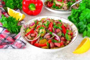 КАК ПРИГОТОВИТЬ САЛАТ С ГОВЯДИНОЙ ВАРЕНОЙ И ОГУРЦАМИ