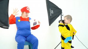 Ребенок учится фотографировать в студии