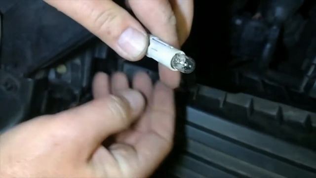 VW Passat Parking light Bulb Replacement смотреть онлайн