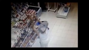 ребенок ворует киндеры в супермаркете