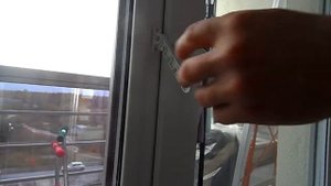 Монтаж держателя на пластиковое окно
