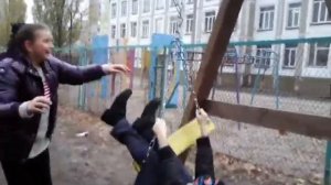 упал от смеха