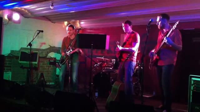 Она дала мне телефон смотреть онлайн