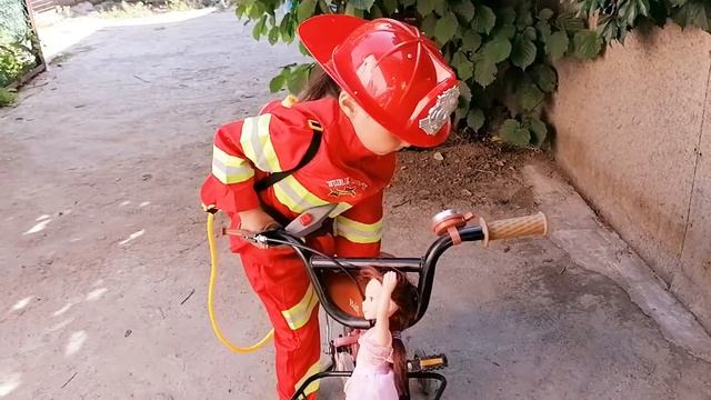 Аделя играет в пожарного и спасает домик собаки Джонни смотреть онлайн