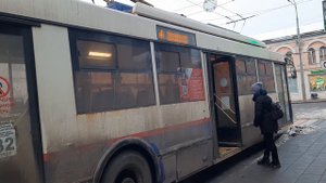 Троллейбус Тролза-5275.03 "Оптима" следует по маршруту 4 "Торговый переулок - Фаб. Красный Перевал"