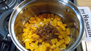 Молочная каша из булгура с тыквой и изюмом