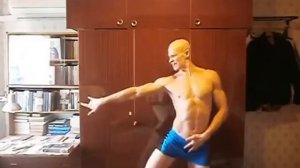 Мужик в трусах флексит