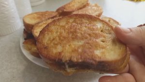 ОБАЛДЕННЫЙ завтрак "5минутка". Пальчики оближешь, очень вкусно! Не рецепт, а золото, сказали бы вы )