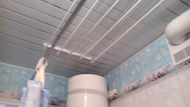 Бюджетный ремонт ванной комнаты своими руками. Результат. Отделка стен ванной пластиковыми панелями смотреть онлайн