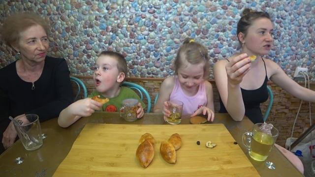 МУКБАНГ ПЕЧЁНЫЕ ПИРОЖКИ ОТ БАБУШКИ | MUKBANG BAKED PIES FROM MY GRANDMOTHER #mukbang #мукбанг смотреть онлайн