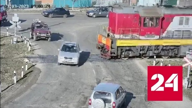 Локомотив снес легковушку на переезде в Краснодарском крае - Россия 24 