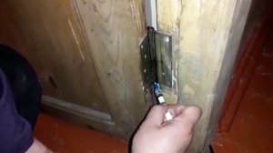 Как устранить скрип двери.