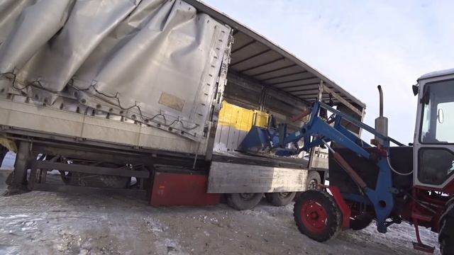 Разгружаем Блоки Трактором   #строительство #трактор #домсвоимируками