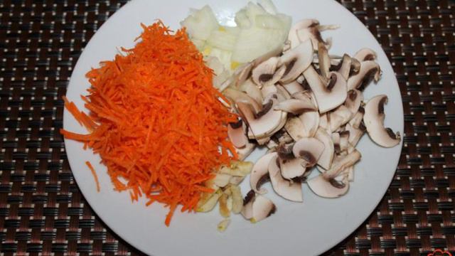 Пельмени запеченные с грибами под сметанным соусом